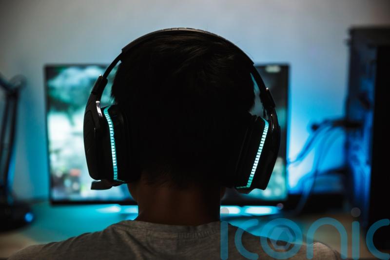 What are Com networks and what threat do they pose?
