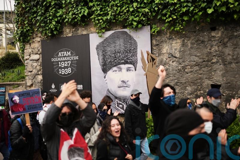 Rival demonstrators come together to oppose Turkey’s government