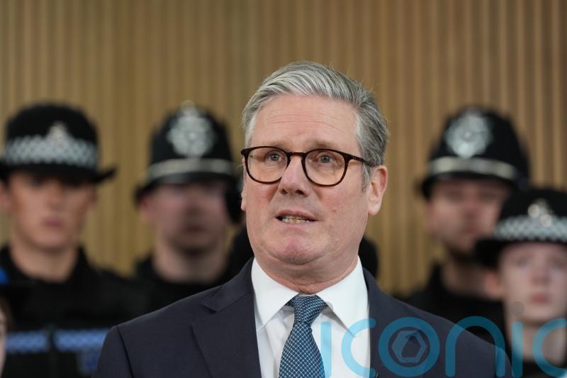 Keir Starmer pledges 3,000 new neighbourhood police officers by start of 2026