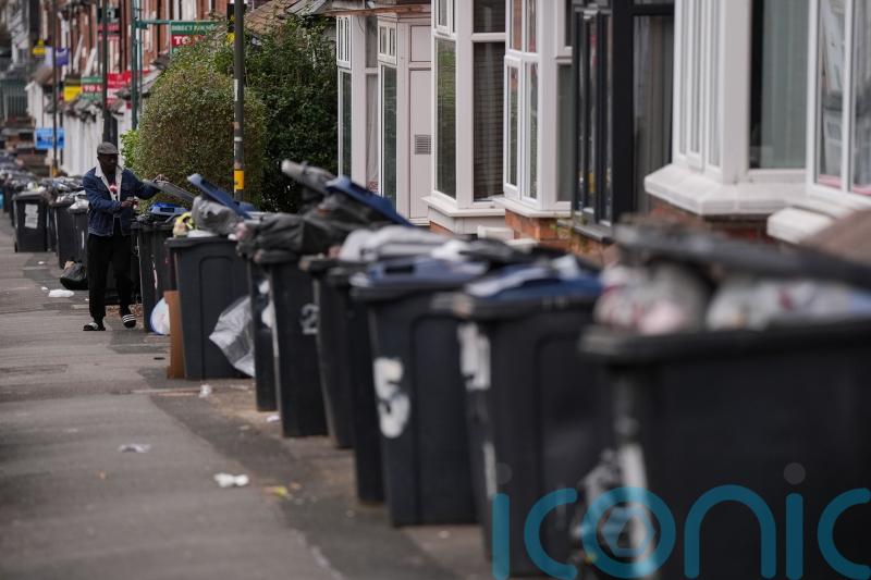 Rayner urges striking Birmingham bin workers to accept &lsquo;improved&rsquo; deal