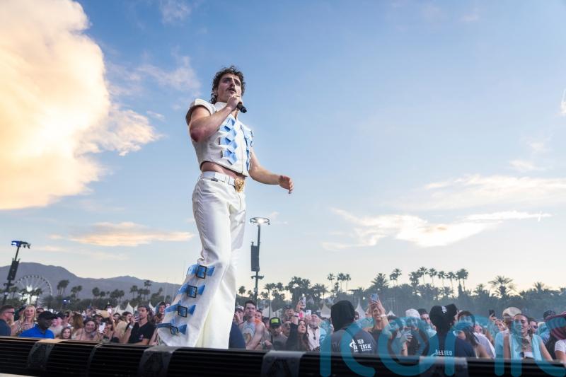 Benson Boone performs Bohemian Rhapsody with Sir Brian May at Coachella