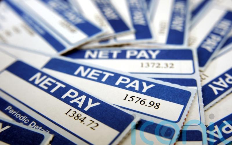UK wages grow by 5.9% as job vacancies tumble
