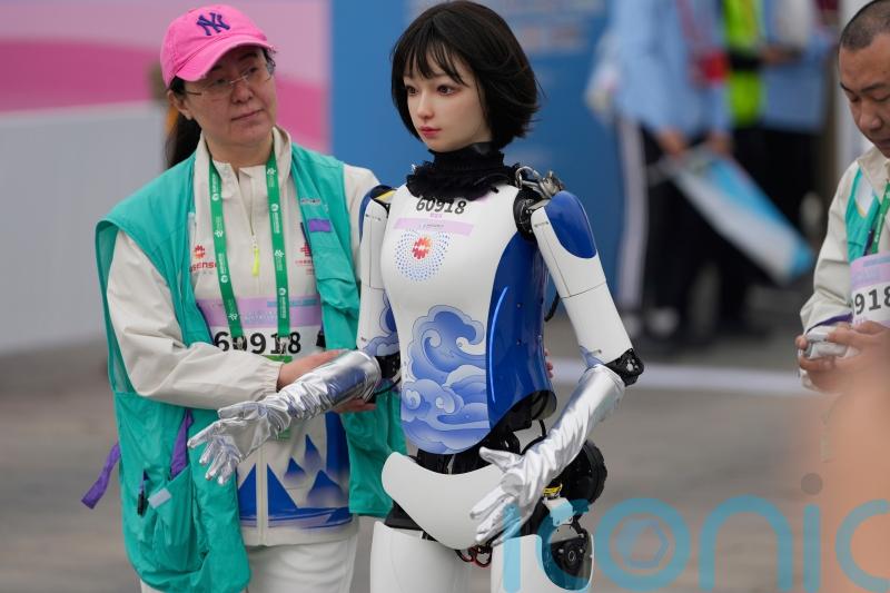 Thousands of humanoid robots take part in half marathon