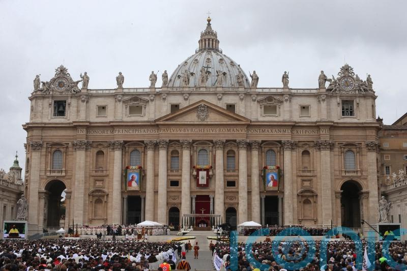 Which cardinals are seen as contenders to be the next pope?