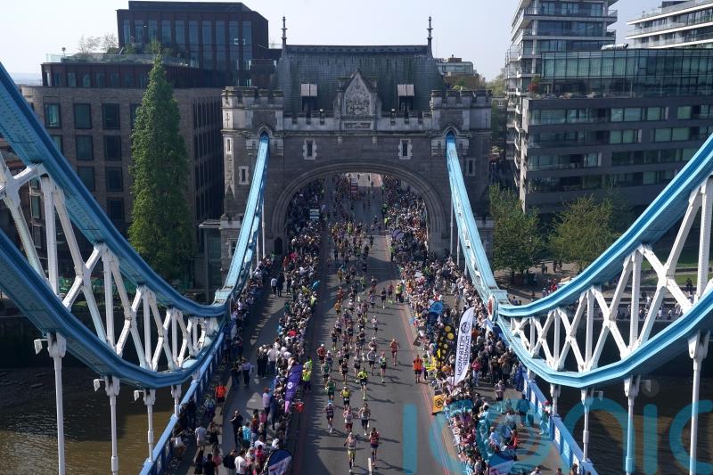 Tens of thousands set off on London Marathon