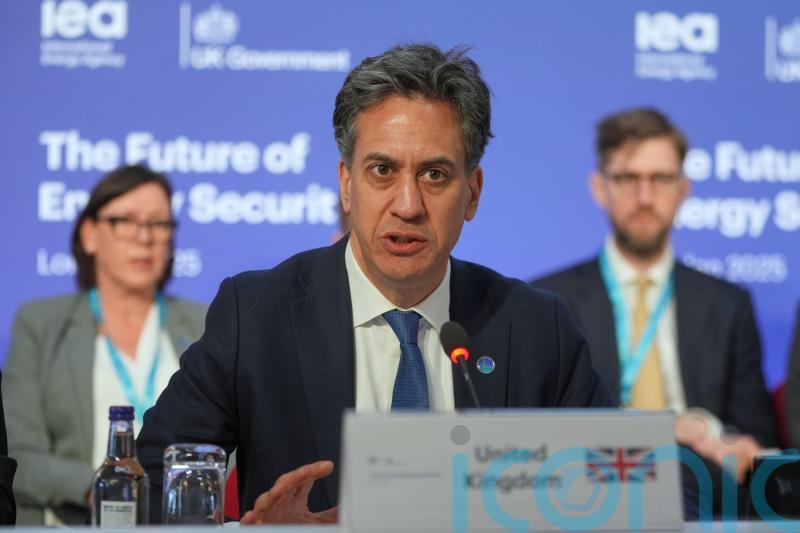 Miliband says Reforms claims of blocking sun are ‘conspiracy theories gone mad’