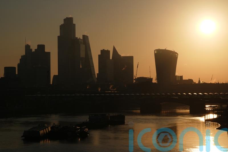 FTSE 100 holds on to gains as US stocks boosted
