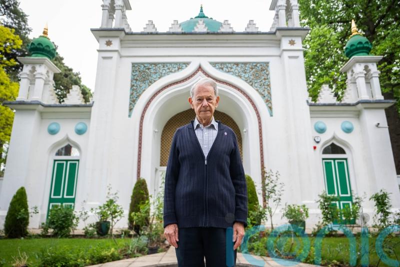 Holocaust survivor attends interfaith VE Day celebration at UK&rsquo;s oldest mosque