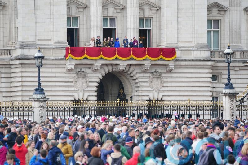 Royal family leads VE Day commemorations from Buckingham Palace balcony