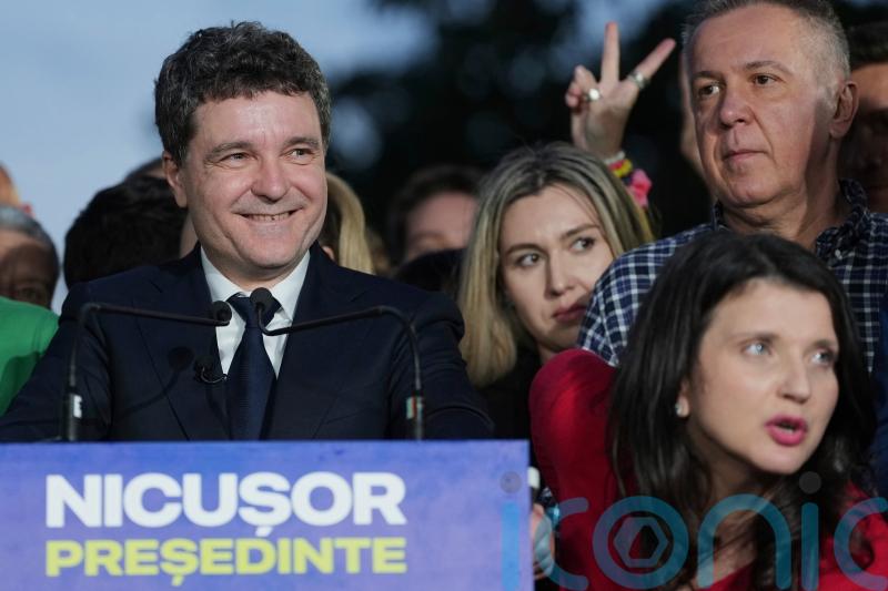 Pro-western mayor Dan takes early lead in presidential election runoff