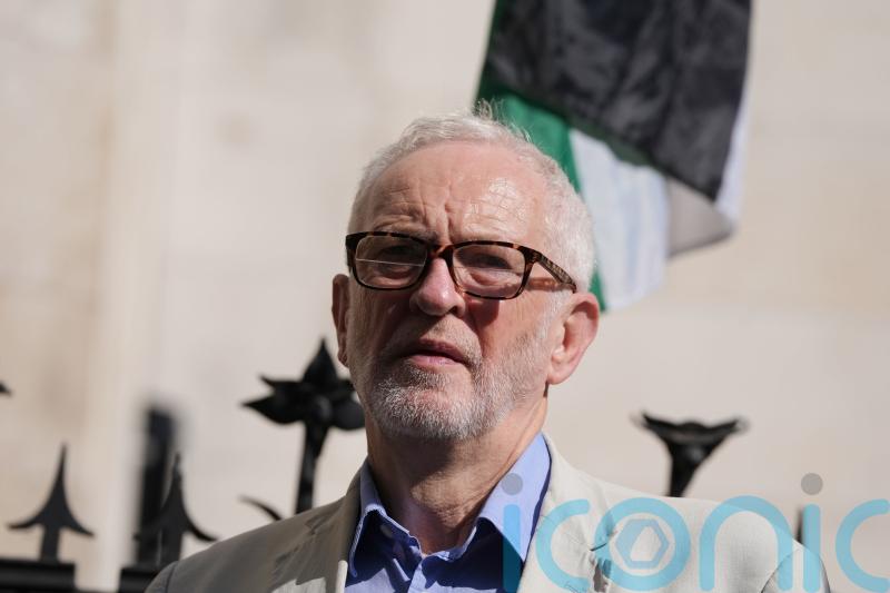 Jeremy Corbyn criticises Starmer’s ‘island of strangers’ speech at festival