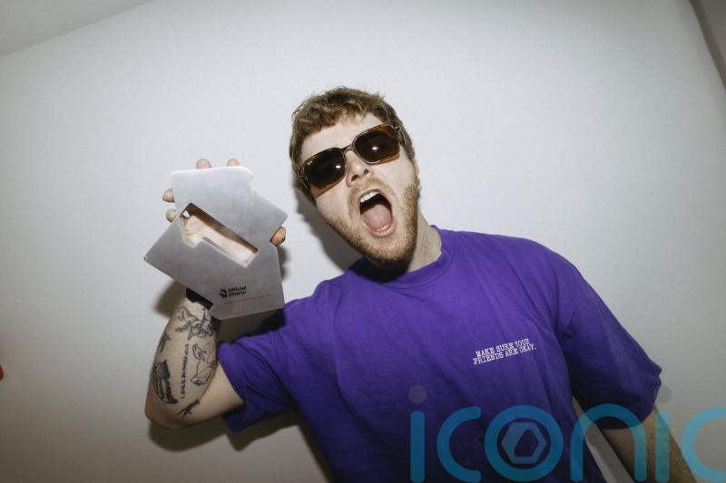 Alex Warren named US male artist with longest-running UK number one single