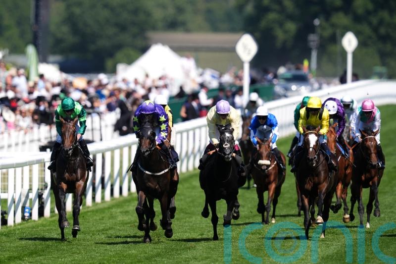 Carmers collects in Queen’s Vase for Paddy Twomey