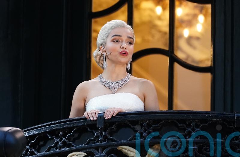 West End passersby see Rachel Zegler sing Don’t Cry For Me Argentina on balcony