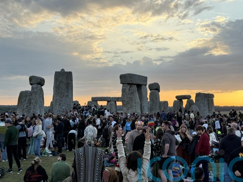 Thousands brave the heat to watch summer solstice sunrise