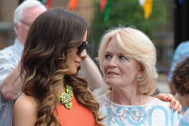 Kate Beckinsale announces death of her actress mother