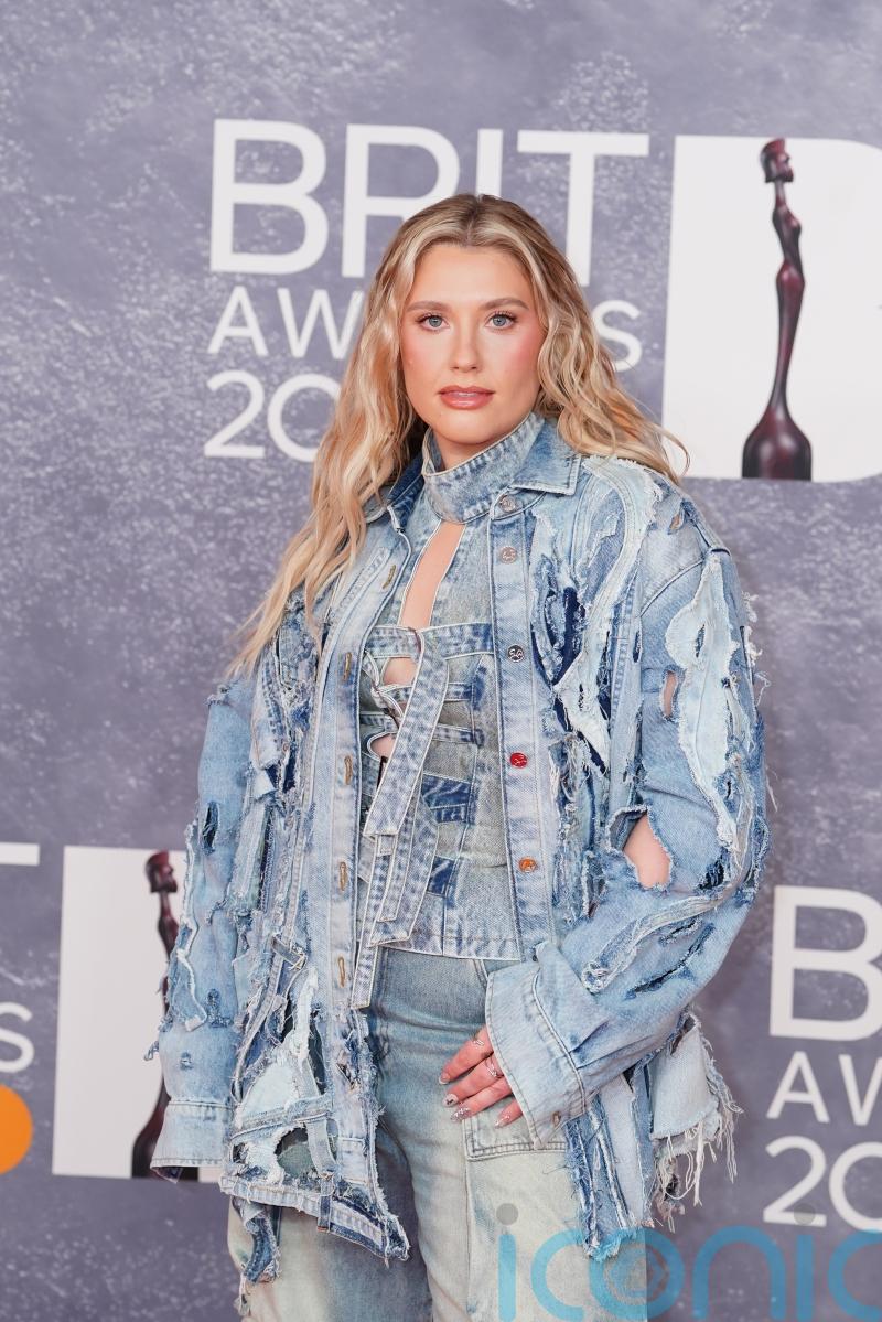 Common signs of endometriosis – as pop star Ella Henderson opens up about her diagnosis