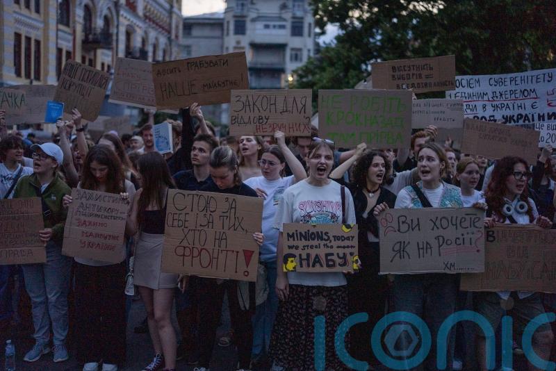 Zelensky faces backlash as Ukrainians protest against new anti-corruption law