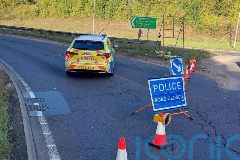 Two men die and five others seriously injured in roundabout crash