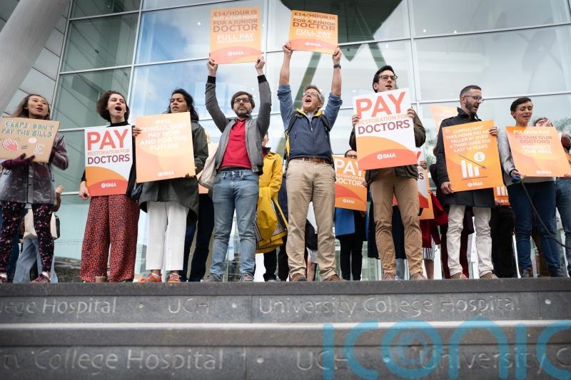 Senior doctors in England willing to strike, BMA says