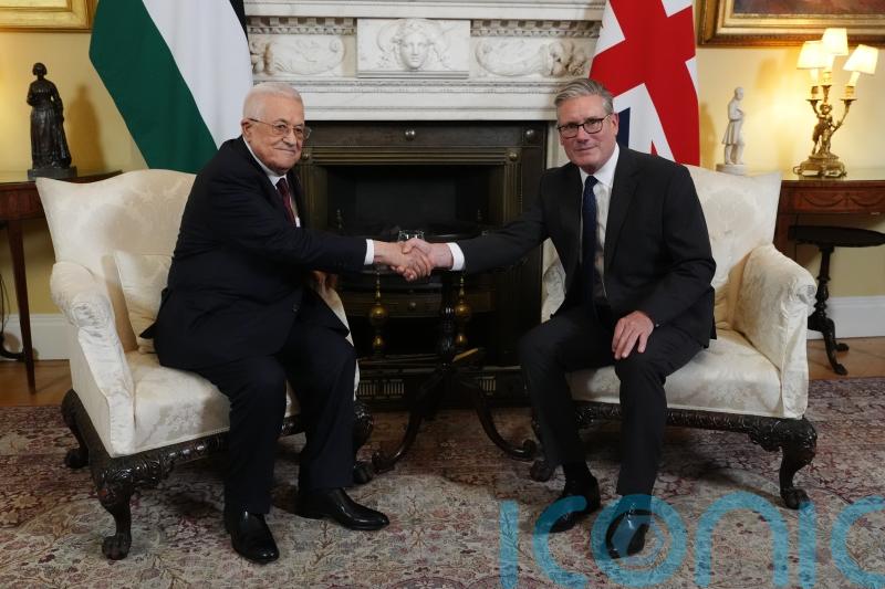 Starmer meets Palestinian Authority president Abbas at No 10