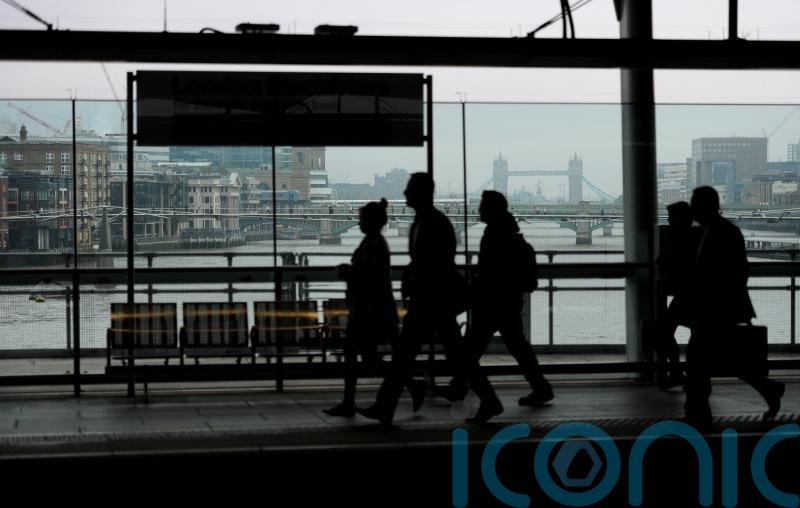 UK workers ‘job hugging’ to seek security as competition grows – report