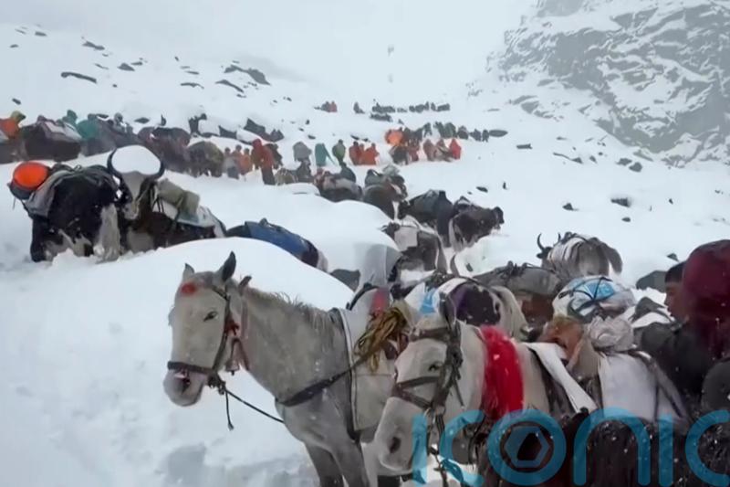 Snowstorm traps hundreds of hikers on Mount Everest