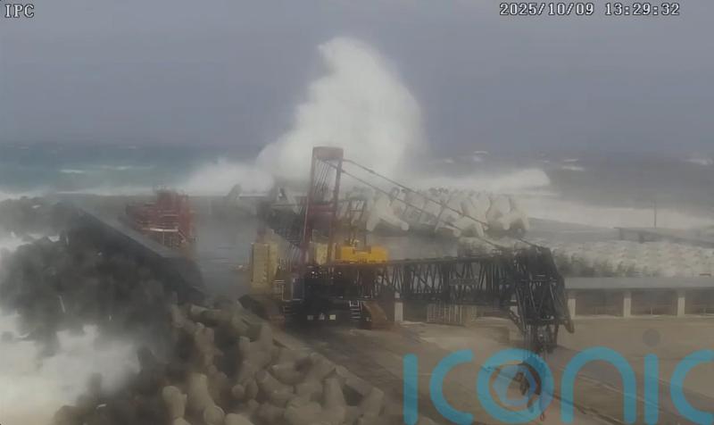 Typhoon hits Japanese islands south of Tokyo
