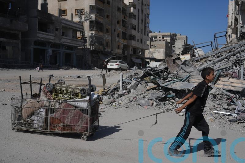 Palestinians return to ruins as Gaza ceasefire holds