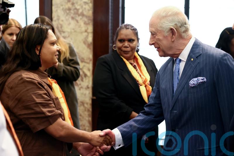 Aboriginal Australians perform for King at 40th anniversary of Uluru Handback