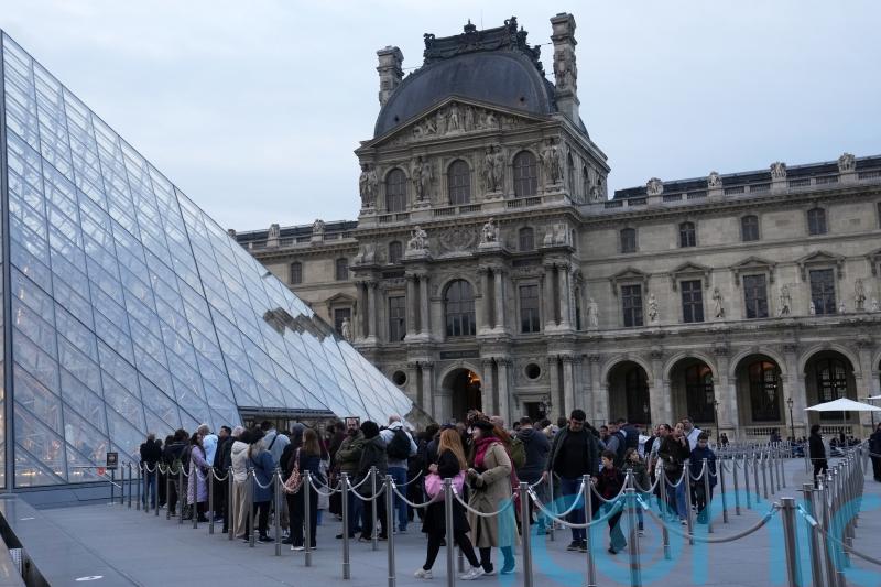 Louvre reopens three days after thieves stole French crown jewels
