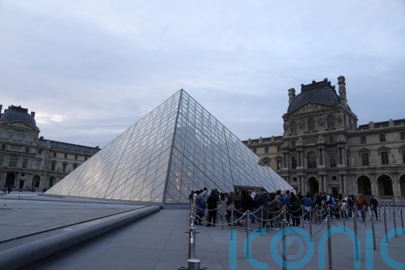Suspects arrested over Louvre heist