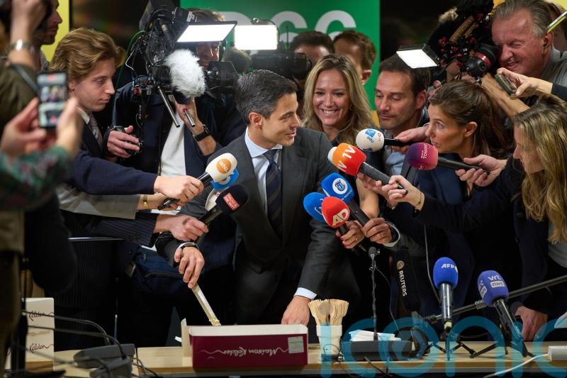 Far-right populists and centrist party set for unprecedented tie in election