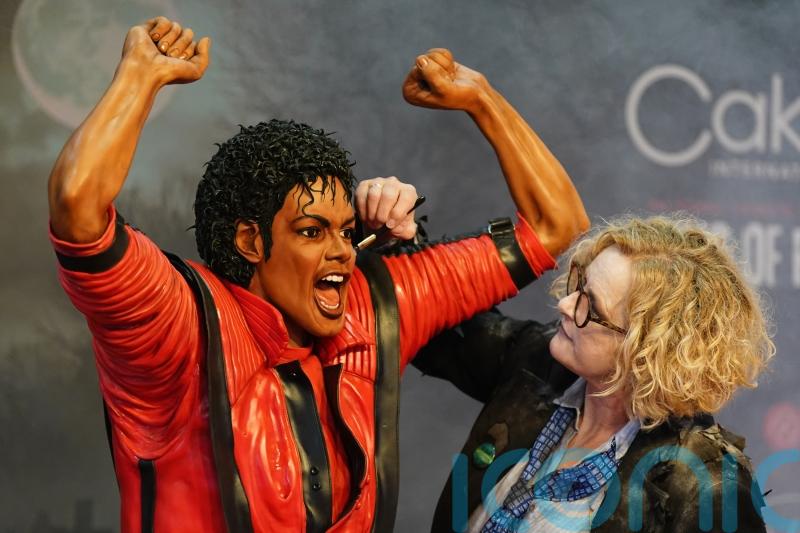 Cake artist creates life-size Thriller tribute to Michael Jackson on Halloween