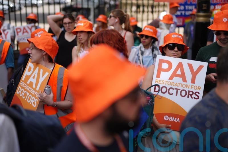 Wes Streeting in last-minute plea to doctors to call off strike