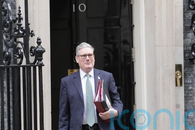 PM prepared to ‘get rid’ of those responsible for briefing war, Miliband signals