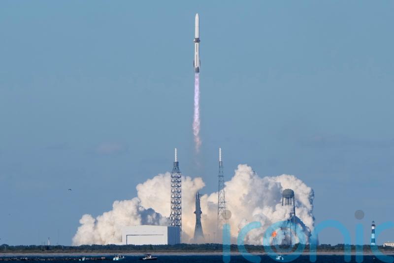 Blue Origin launches huge rocket carrying twin Nasa spacecraft to Mars