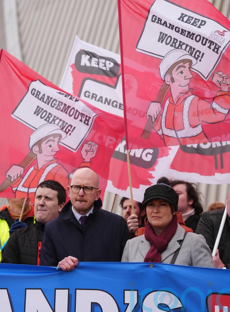 Labour MP pledges to continue to challenge party leadership after whip restored