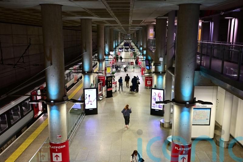 Airport rail passengers will no longer be fined for trying to pay by contactless