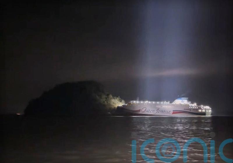 Three injured after South Korean ferry carrying hundreds of people runs aground