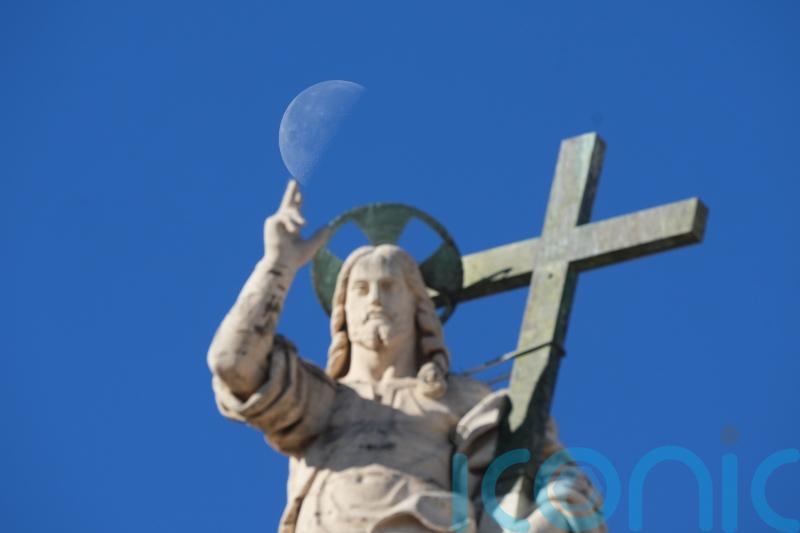 Vatican commission opposes ordination of women as deacons