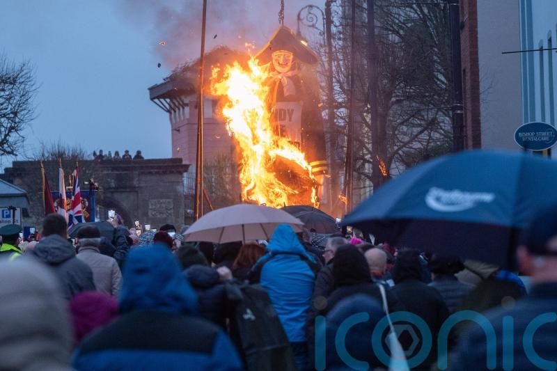 Traitor’s effigy burned as 337th anniversary of the siege of Londonderry marked