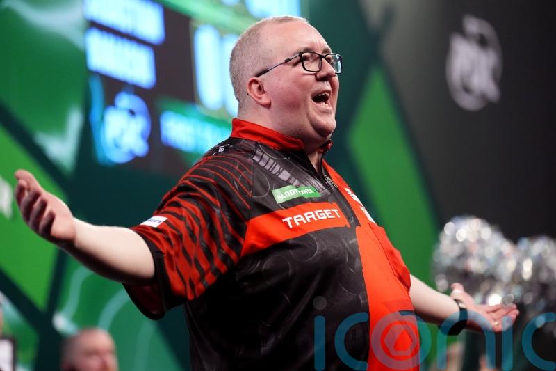 Stephen Bunting holds nerve to edge into second round of World Championship