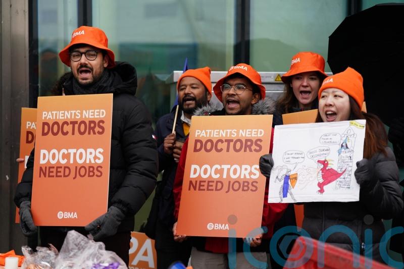 Streeting apologises to patients as doctors begin five-day walkout