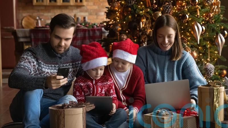 Children&rsquo;s tsar urges parents to ditch their phones during festive family time