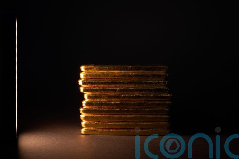 Gold glows but blue chips struggle in quiet trading