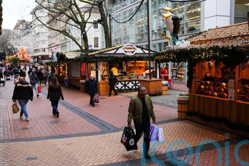 More shoppers hit high streets and retail parks for late Christmas purchases