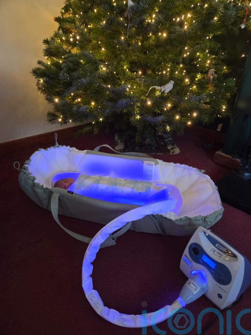 Newborns with jaundice treated at home in sleeping bag-style garment