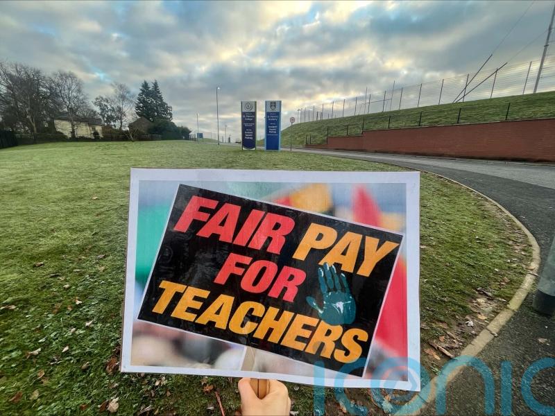 Teachers&rsquo; unions welcome pay increase while pledging to tackle workload