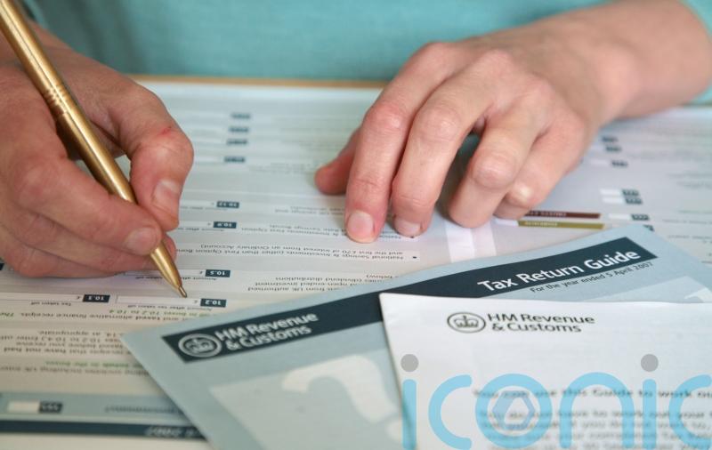 HMRC apologises after glitch shuts helplines ahead of self-assessment deadline